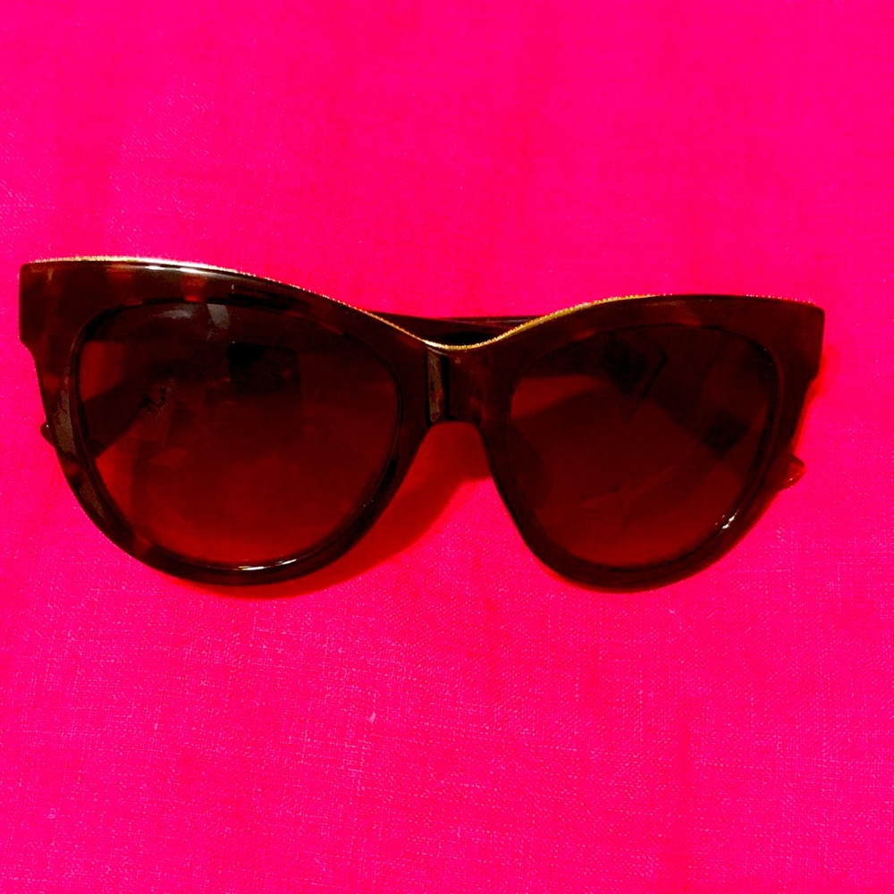 O by Oscar de la Renta model 1317 215 tortoiseshell sunglasses